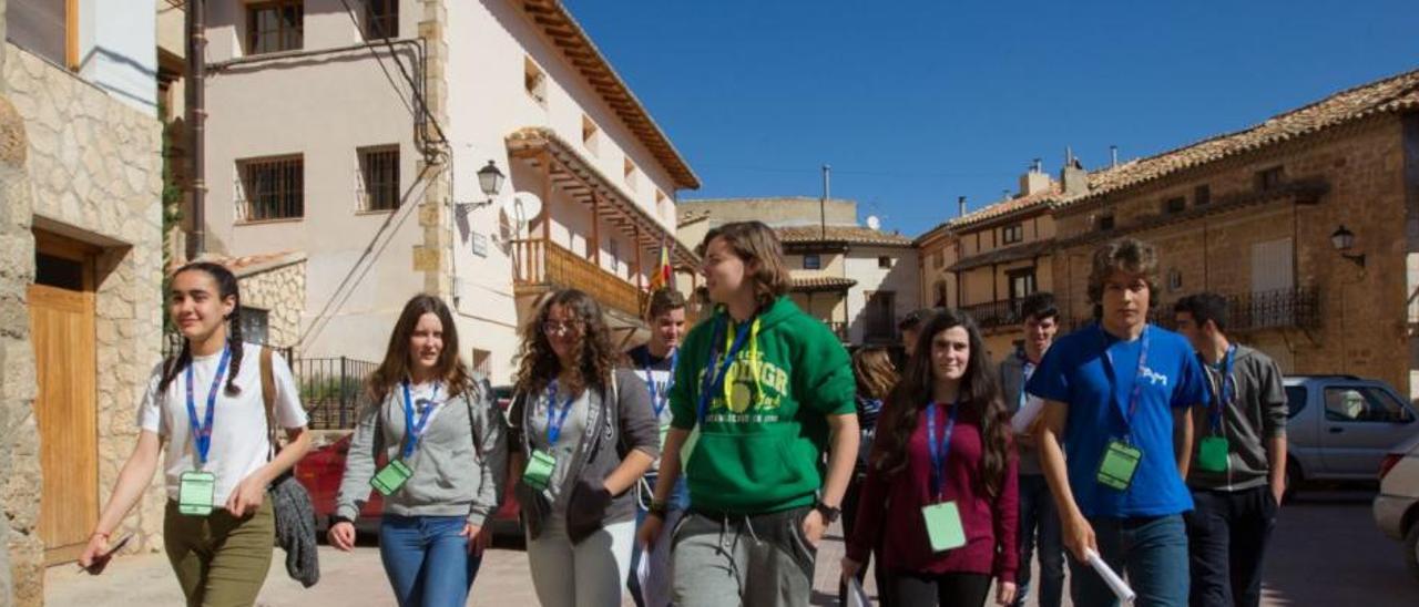 Un grupo de jóvenes recorre las calles de Ademuz.