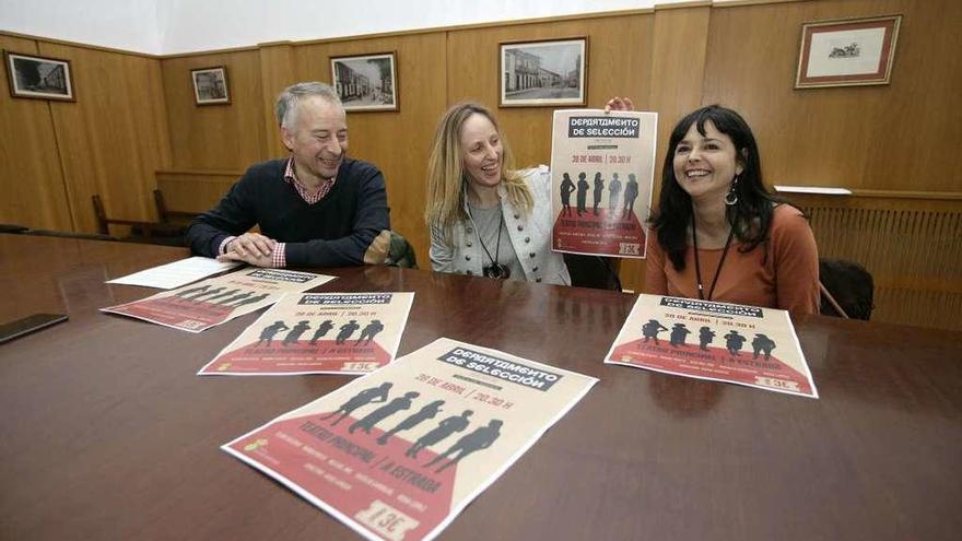 Constenla, Natalia Carbajal y Clara Iglesias, ayer, presentando el espectáculo del sábado. // Bernabé/C.M.V.