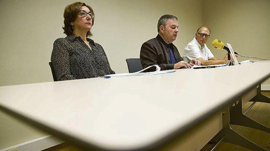 Marta Mori, Xosé Antón González Riaño y Xosé Ramón Iglesias, ayer en la sede de l&#039;Academia de la Llingua Asturiana en Oviedo.