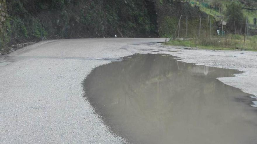 La acumulación de agua en Marianes, en el acceso a Boo.