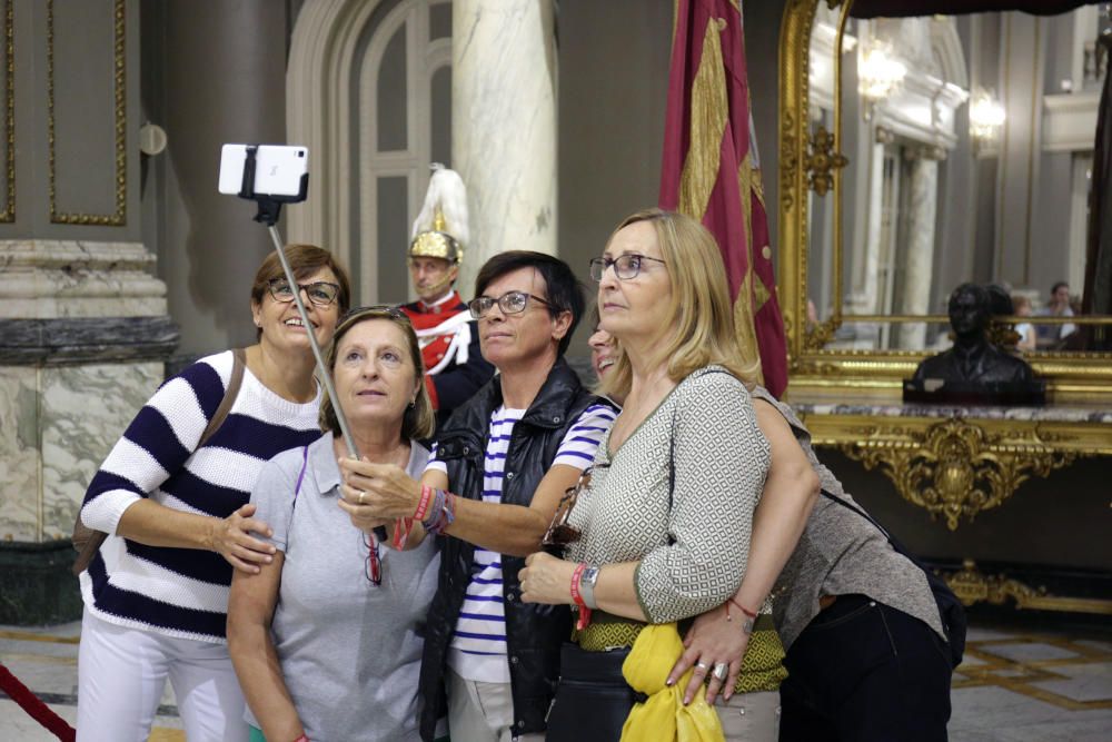 Los valencianos honran la Real Senyera