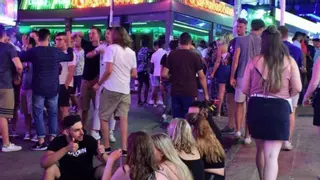 El vídeo que muestra el lado más polémico de las noches de Magaluf: sexo en la playa, borrachera y buscadores de tesoros