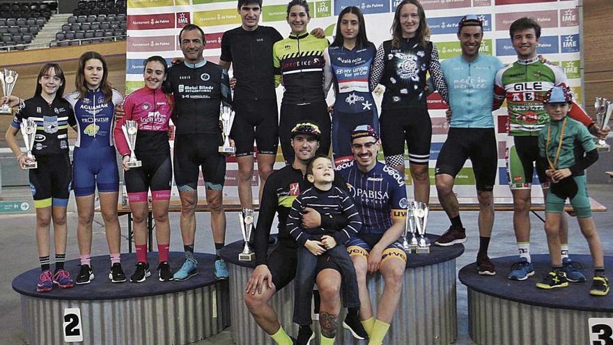 Podio general de la XI edición del Ciutat de Palma-Memorial Xavier Bonnín de ciclismo en pista.