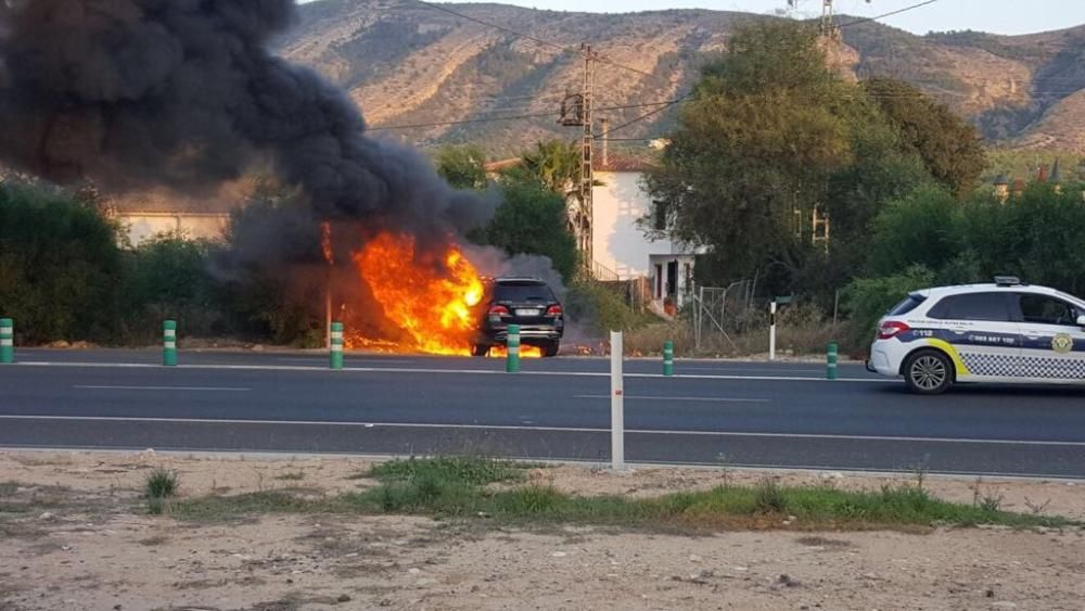 Incendio de un vehículo en la N332