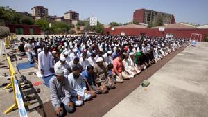 Oración multitudinaria en el patio del instituto B9, de Badalona, durante el Ramadán de 2012