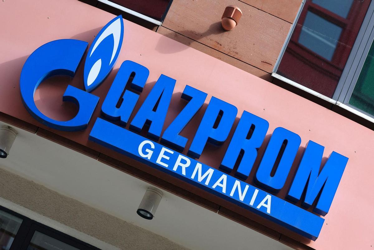 El logo de Gazprom en la sede de la compañía en Berlín.