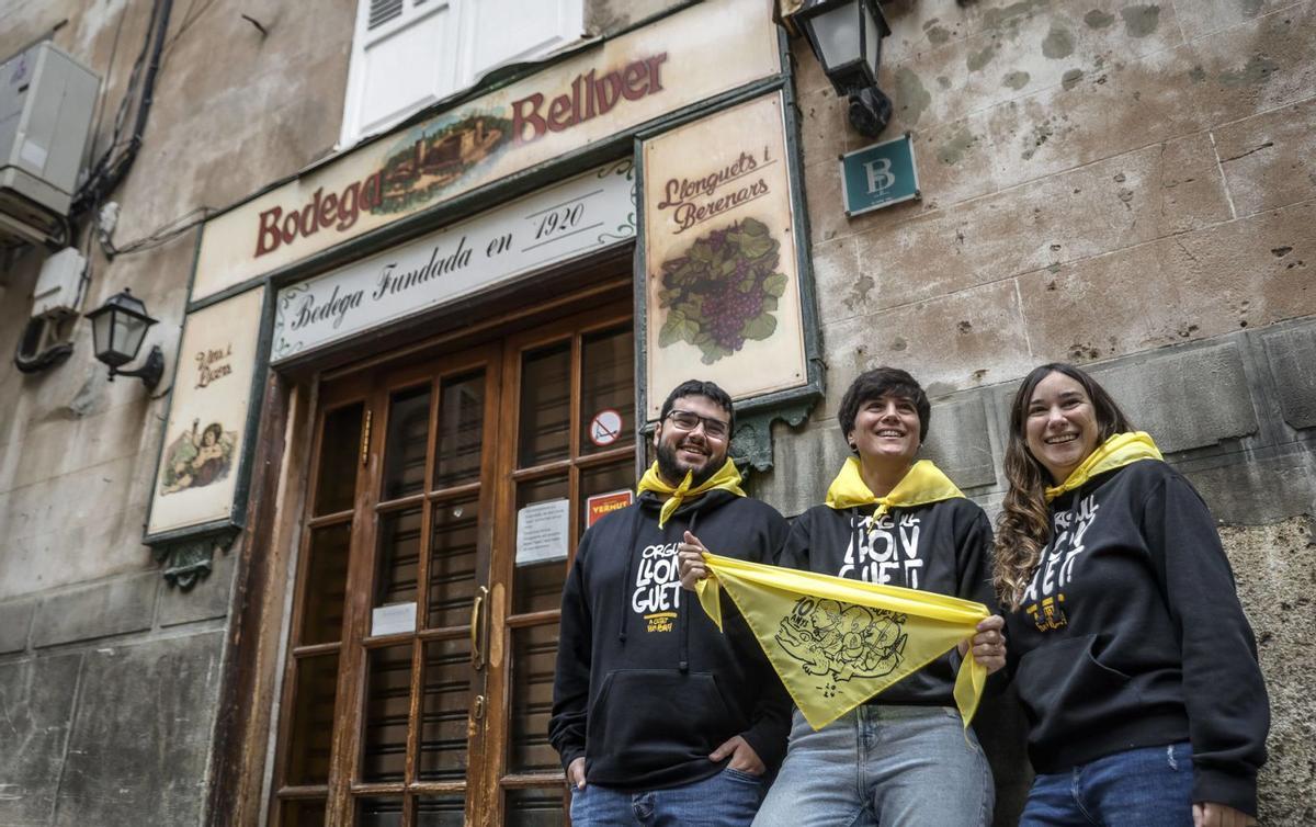 Jaume Bauçà, Marina Zuazaga y Laura Velilla junto a la Bodega Bellver, donde cada año dan el ‘sus’ a sus fiestas de Sant Sebastià. | B.RAMON