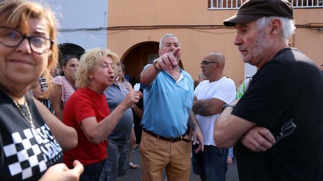José Miguéns (en el centro) se dirige a Meixide (a la derecha).