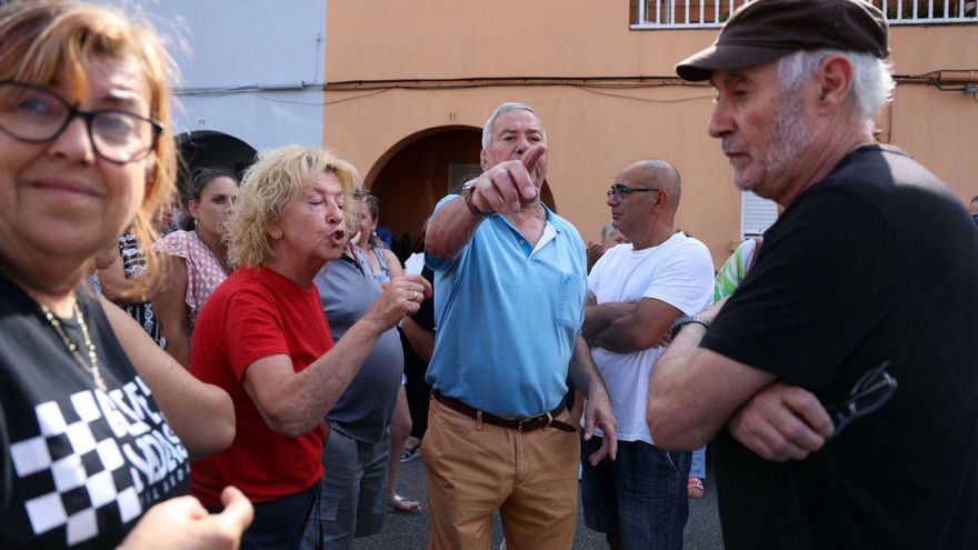 Vecinos de Vilaxoán salen a la calle para evitar el traslado de una parada de bus
