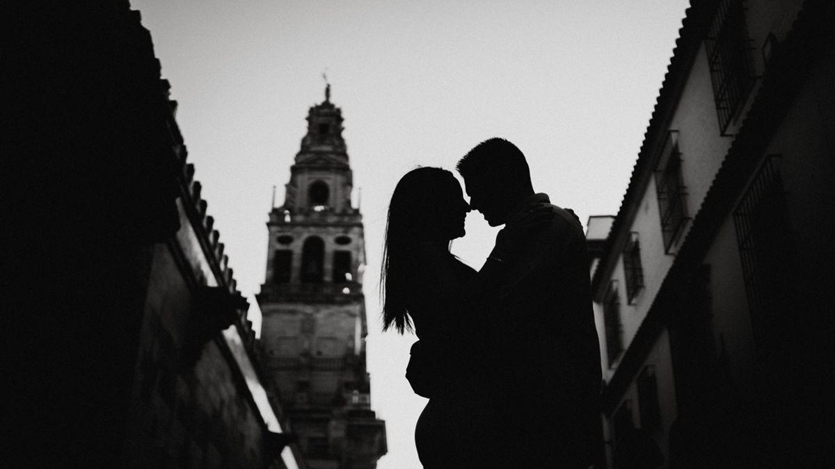 Manuel y Patricia, durante su sesión de preboda por la Judería