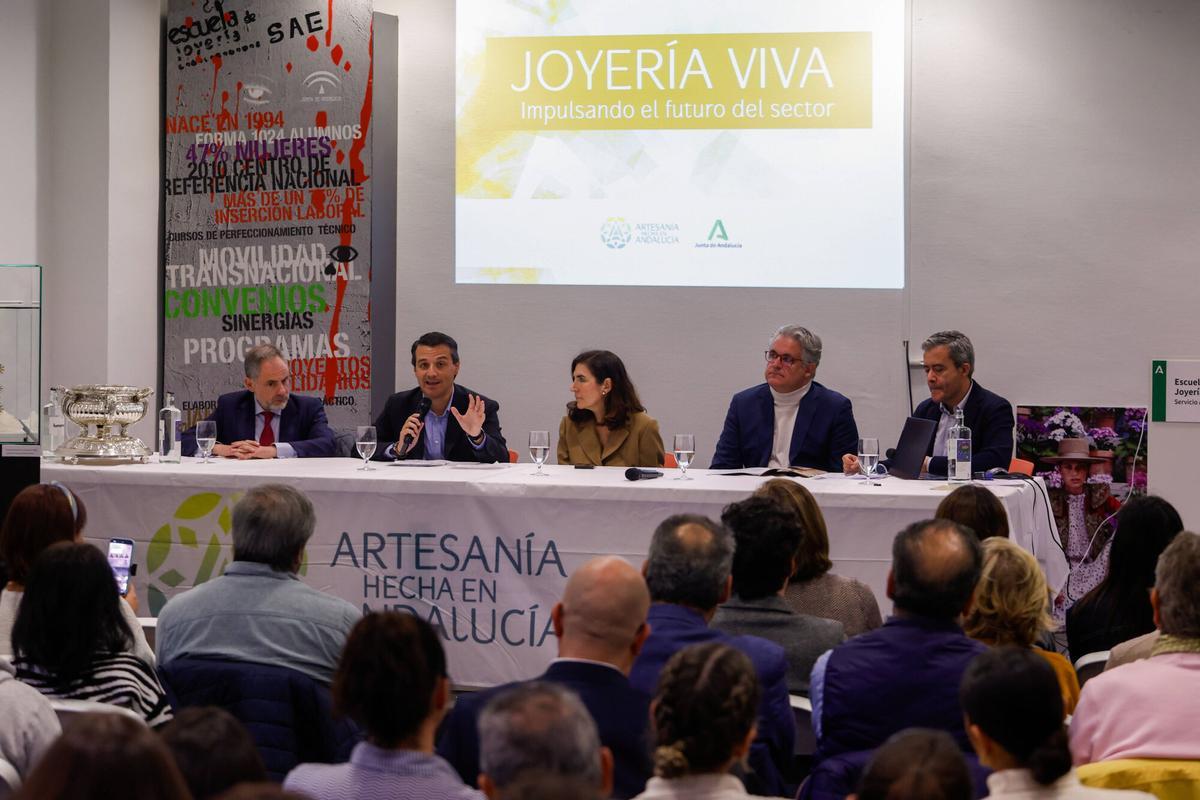 La consejera de Empleo, Rocío Blanco, asiste a la jornada 'Joyería Viva. Impulsando el futuro del sector', que se celebrará en la Escuela de Joyería de Córdoba