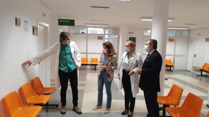 La delegada de Salud y Consumo, María Jesús Botella, en su visita a las instalaciones reformadas.