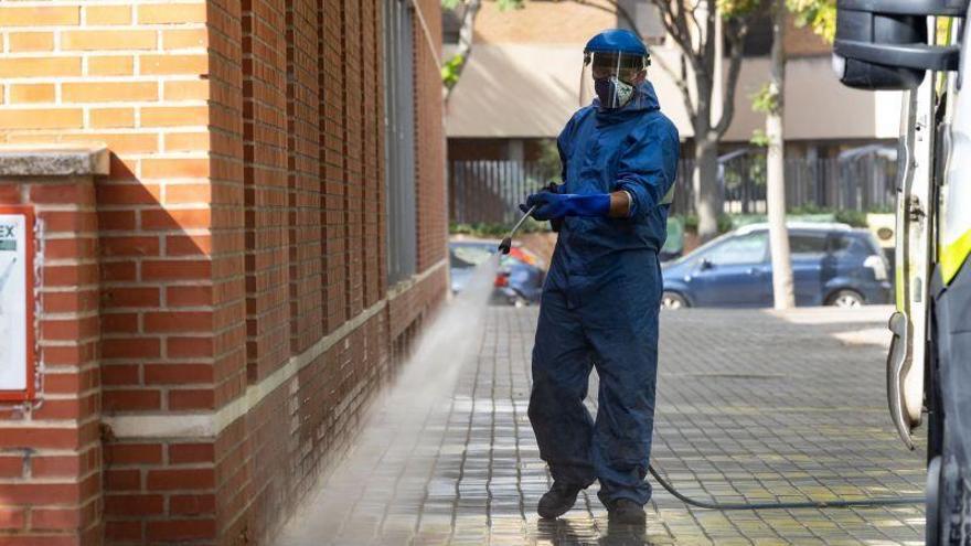 La limpieza y desinfección en la vía pública se intensifica desde el lunes en Las Fuentes