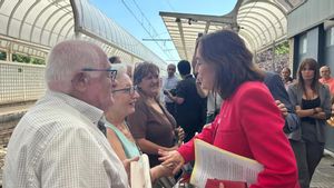 Paneque hablando con vecinos de Igualada el mediodía del viernes