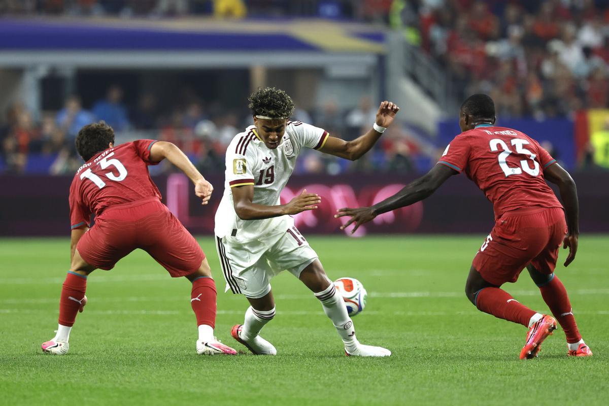GR1276. ARLINGTON (ESTADOS UNIDOS), 06/07/2026.- João Neves (i) y Nuno Mendes (d) de Portugal disputan el balón con Lamine Yamal de España este lunes, en un partido de los octavos de final del Mundial de la FIFA 2026 entre Portugal y España en el estadio AT&amp;amp;T en Arlington (Estados Unidos). EFE/ Mariscal