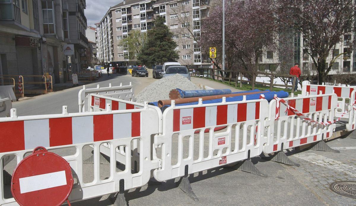 Avenida de Portugal, ayer, vallada desde que el 9 de marzo la empresa dejó la obra inacabada. | IÑAKI OSORIO