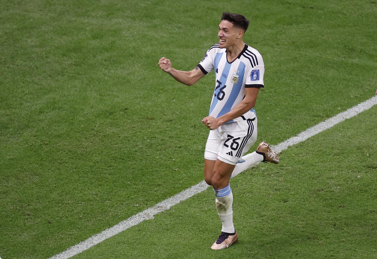 Nahuel Molina mostró máxima felicidad tras marcar su primer gol con Argentina, en el duelo de cuartos de final del Mundial 2022. EFE/ Alberto Estevez