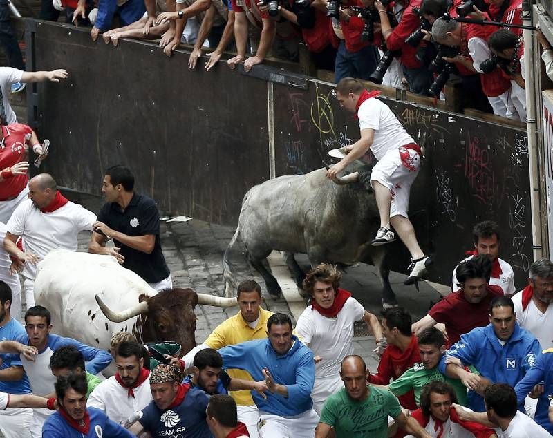 Fotogalería del quinto encierro de San Fermín