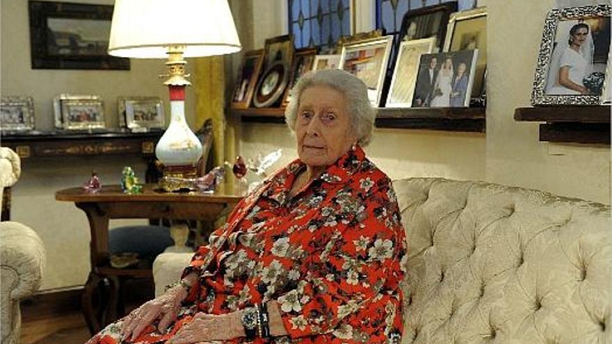 Margarita Suárez-Pazos, en 
su casa. Abajo, Carmen, su 
tía, el día de su boda con 
Franco.nacho orejas