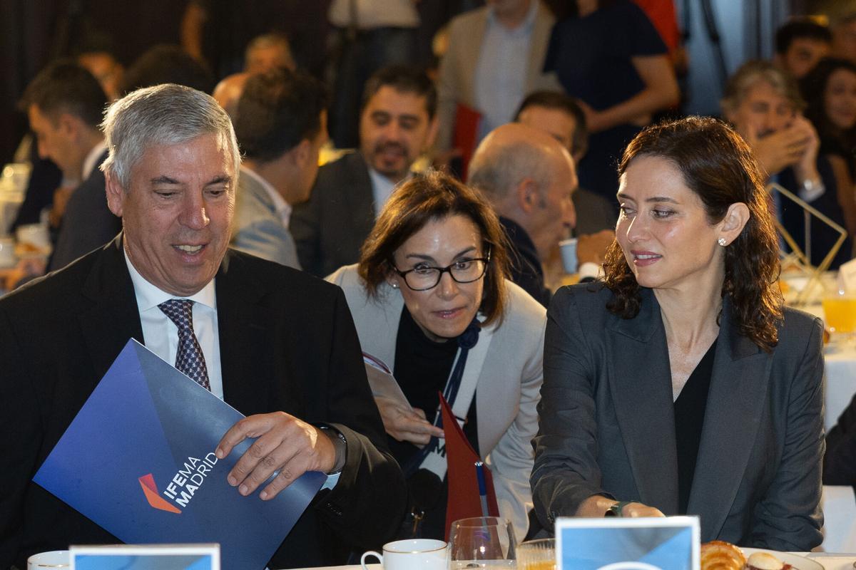 La presidenta de la Comunidad de Madrid, Isabel Díaz, Ayuso, y el presidente del Comité Ejecutivo de IFEMA, José Vicente de los Mozos, durante una desayuno informativo de Nueva Economía Fórum, en el Four Seasons Hotel, a 13 de julio de 2026, en Madrid (España). 13 JULIO 2026 Jesús Hellín / Europa Press 13/07/2026. Isabel Díaz Ayuso;José Vicente de los Mozos;Jesús Hellín