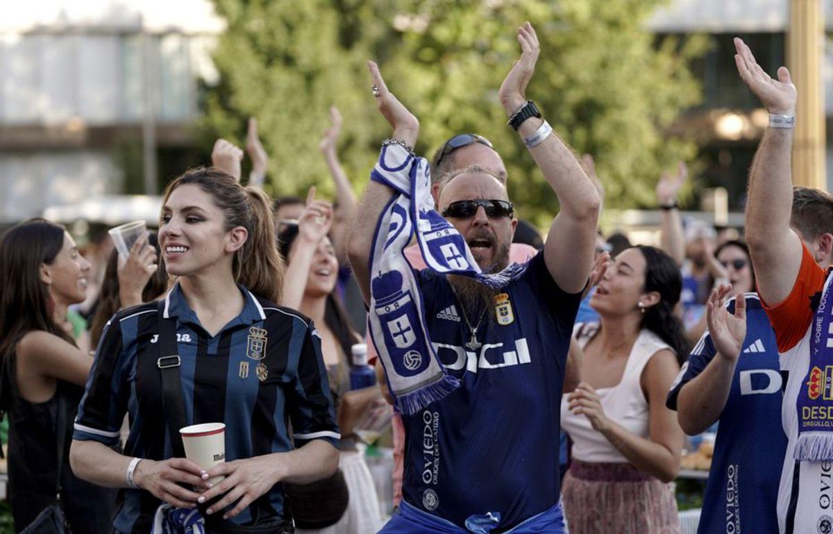 El oviedismo toma Madrid: "¡El año que viene a por el Bernabéu!"