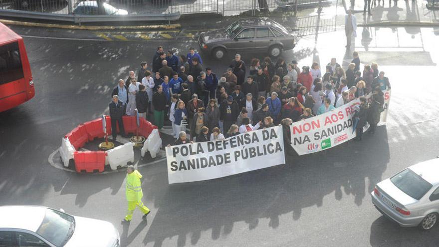 Trabajadores del CHUAC se concentran contra la privatización de los servicios de mantenimiento y esterilización