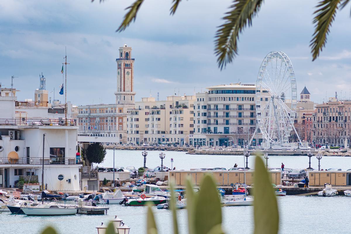 La noria de Bari ya forma parte del skyline de la ciudad.