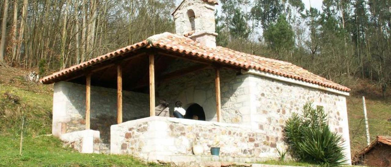 Arriba, la capilla de San Blas, en Castiello. A la izquierda, un grupo de &quot;mazcaritos&quot;, durante el Antroxu de 1959.