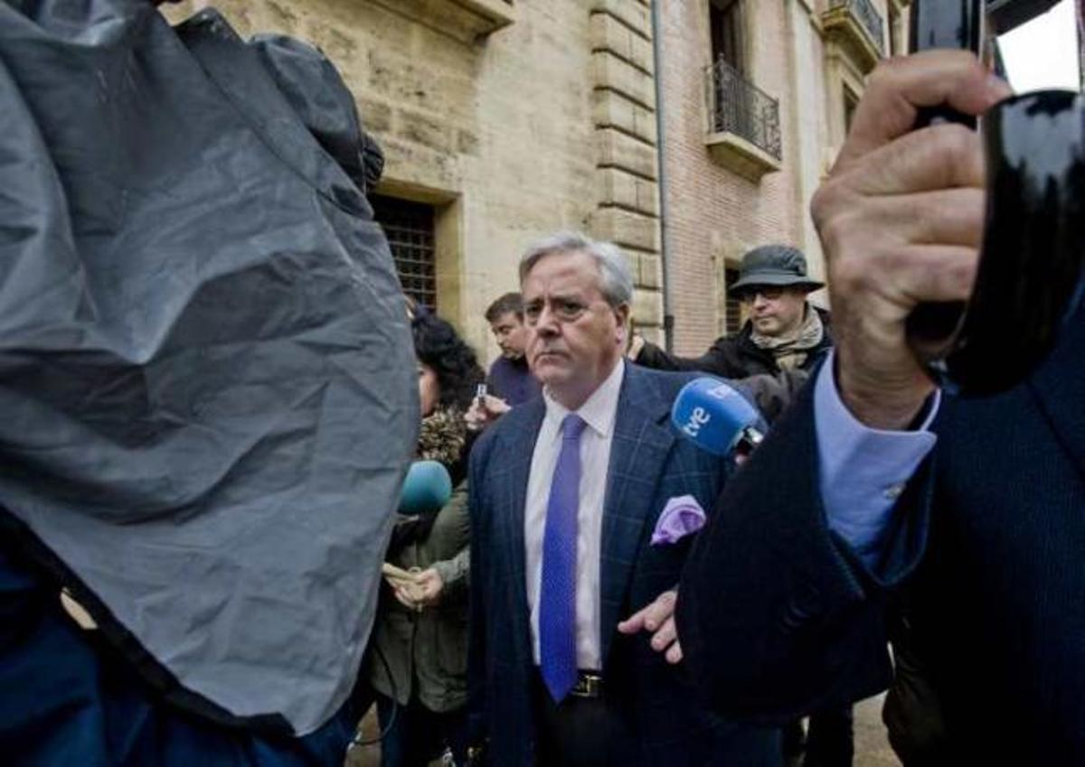 Un gesto expresivo de Alperi ayer a su salida del TSJ tras ser abordado por los periodistas.