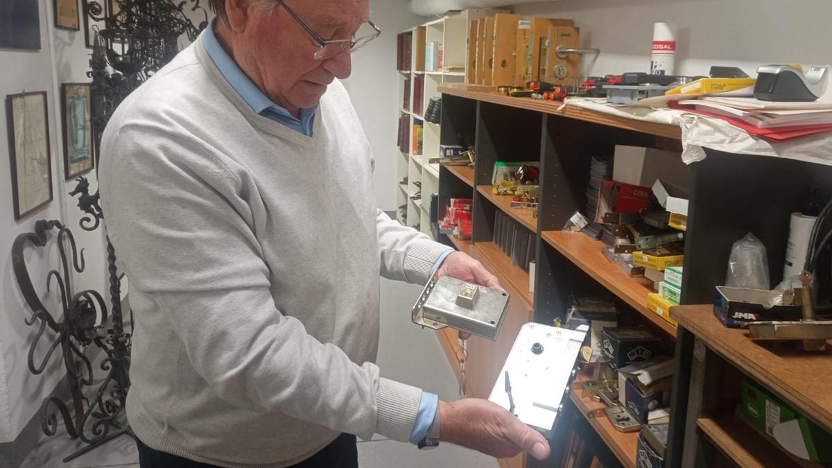 Los cerrajeros cobran de media 102 euros por una urgencia y alertan de abusos: «Te pueden cobrar hasta 1.000 euros»