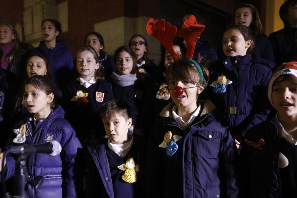 Primer día del árbol de Navidad, pista de patinaje sobre hielo y el tiovivo del ayuntamiento