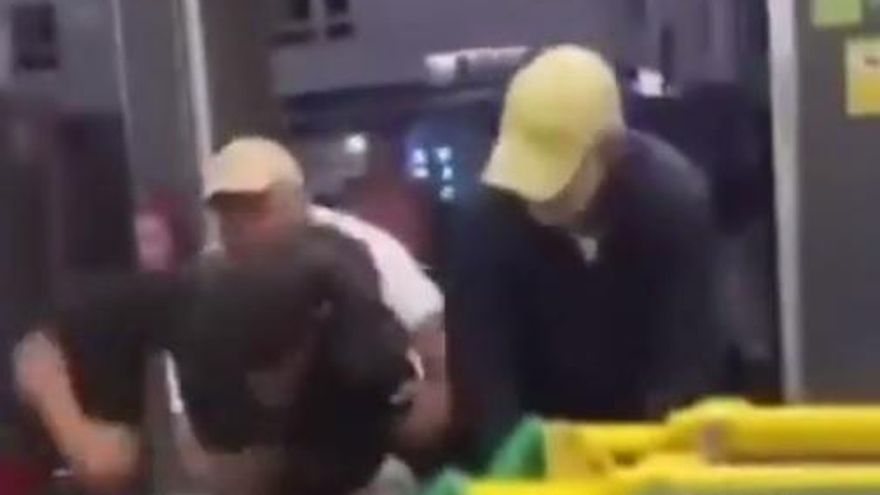 Tensión en un supermercado en Canarias: agrede a un agente de seguridad al intentar irse sin pagar