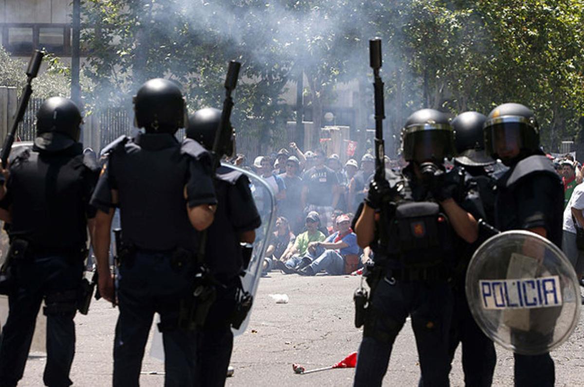 Dues persones han estat detingudes i una desena ha patit contusions arran d’enfrontaments amb la Policia Nacional durant una manifestació en defensa de la mineria del carbó, a Madrid.