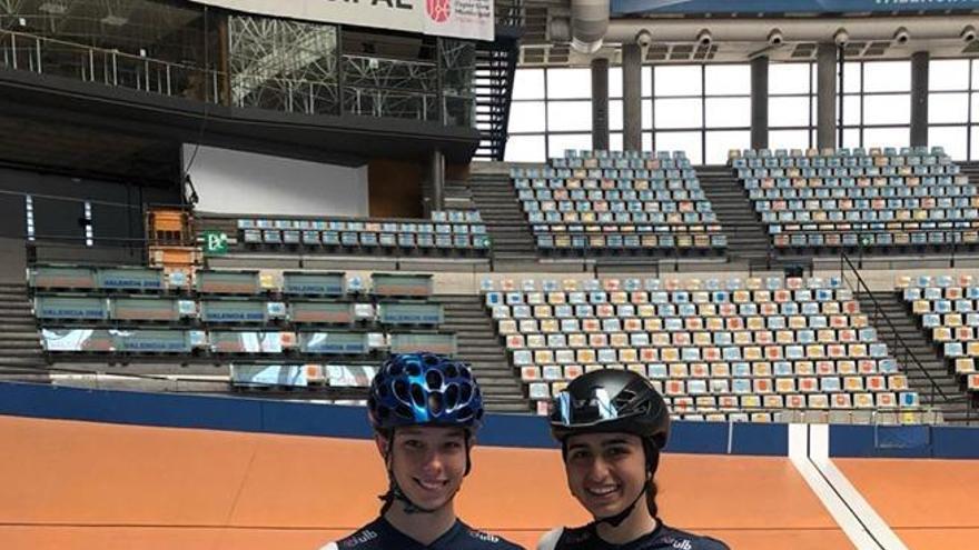 Las ciclistas mallorquinas LucÃ­a GÃ³mez y Marina Garau en el VelÃ³dromo Luis Puig de Valencia.