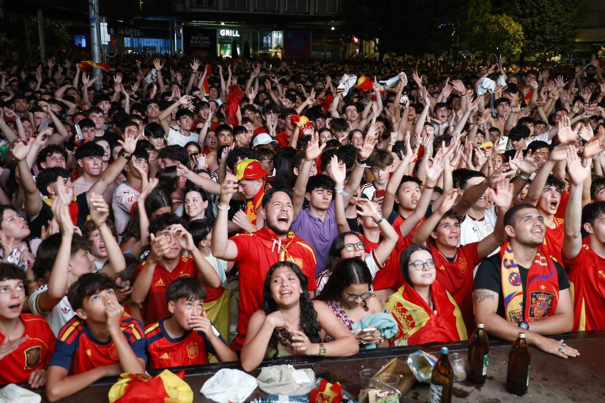 Los compostelanos vibran con La Roja