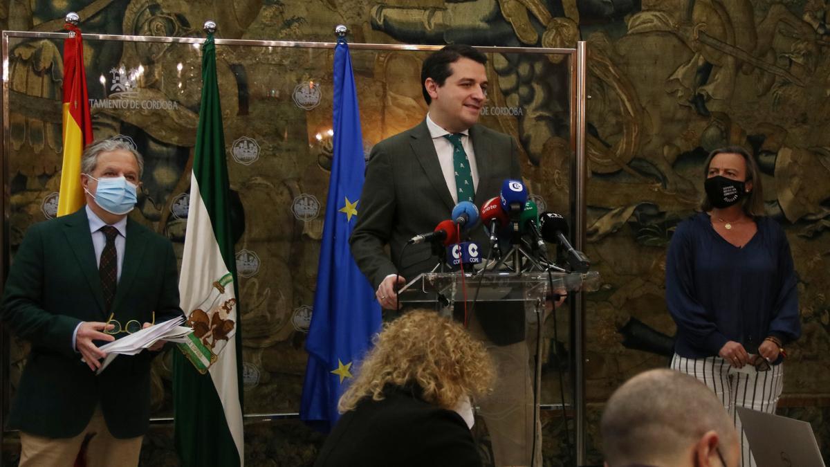 Salvador Fuentes, José María Bellido e Isabel Albás, en la presentación del anteproyecto de presupuestos municipales.