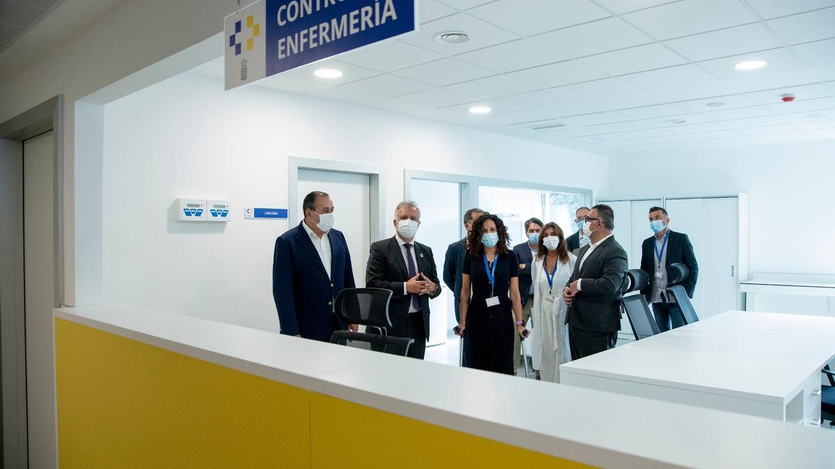 Ángel Víctor Torres (2i) durante su visita al nuevo edificio de hospitalización de La Candelaria.