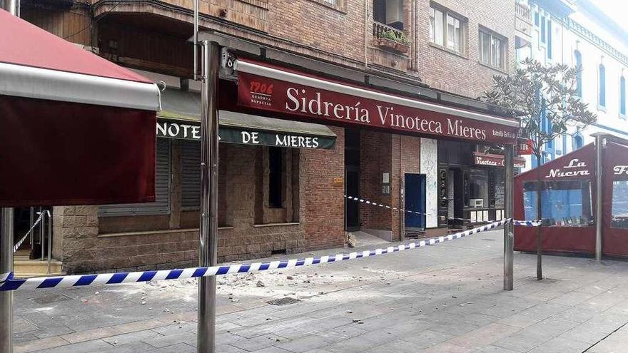 Desprendimiento de parte de una fachada en el centro de Mieres