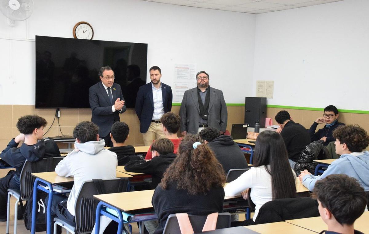El president del Parlament, Josep Rull, visita els alumnes de 4t d’ESO de la Vedruna d’Artés | RAMON CREUS