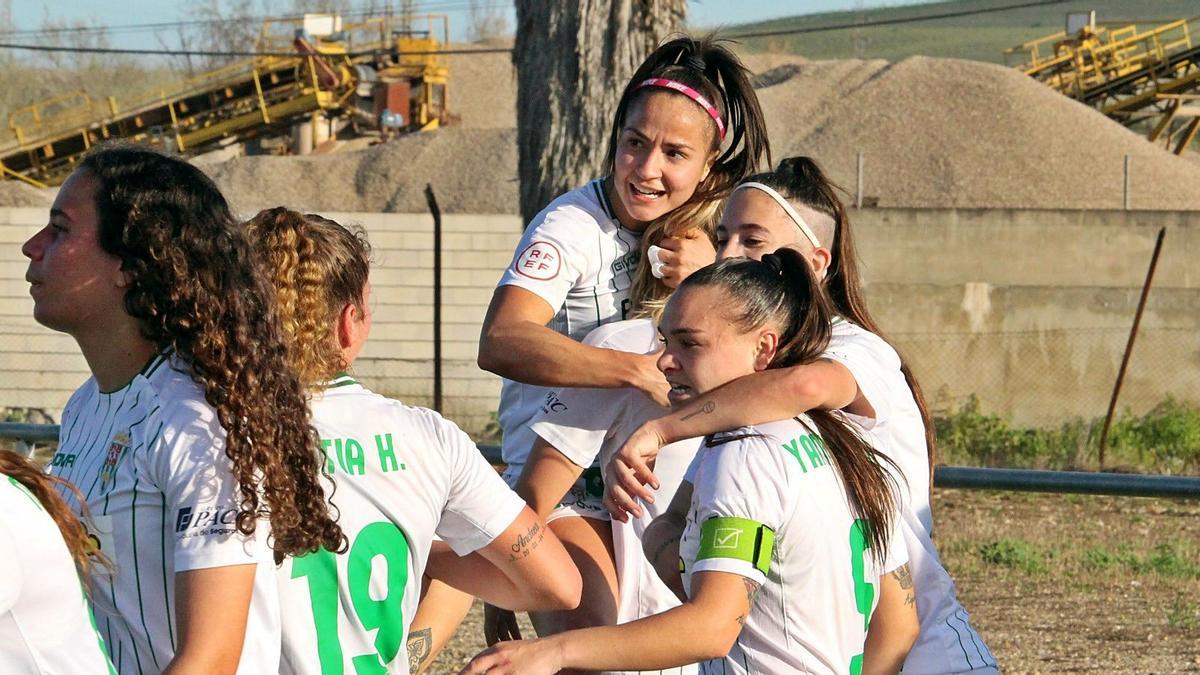 Las futbolistas del Córdoba CF Femenino celebran el gol de Yanire ante el Cacereño, durante la pasada jornada.
