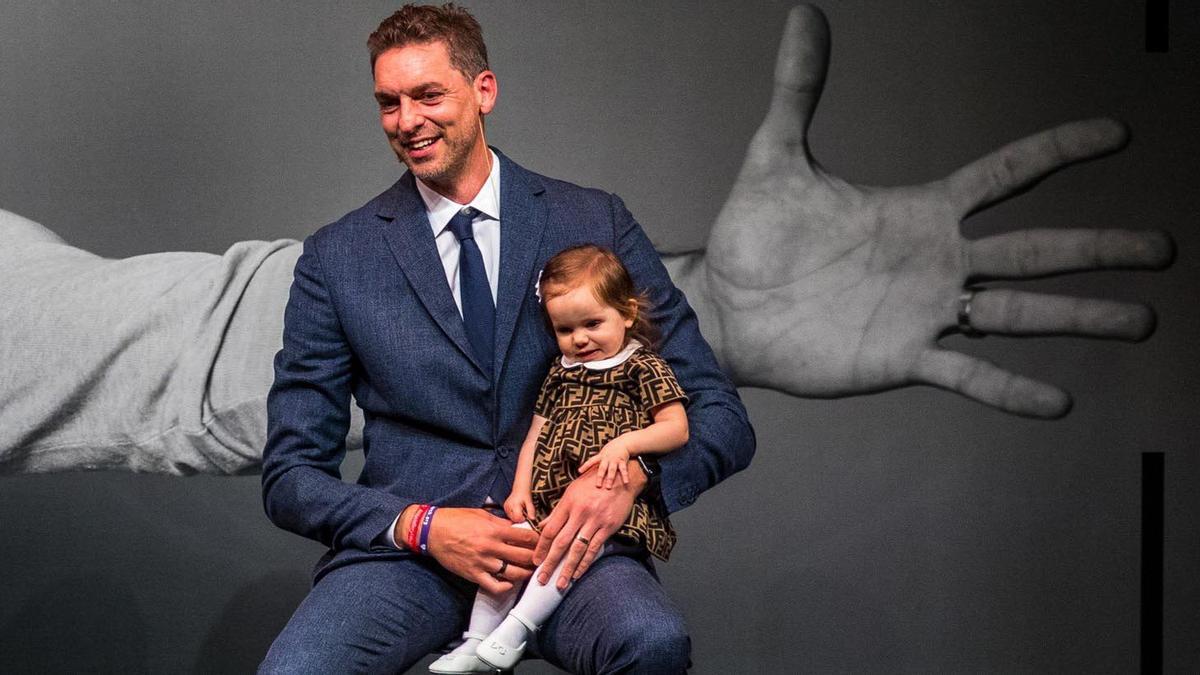 Pau con su hija en el anuncio de su retirada