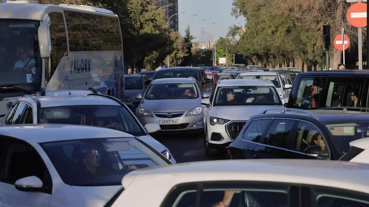 Coches en una de las entradas a la ciudad de València
