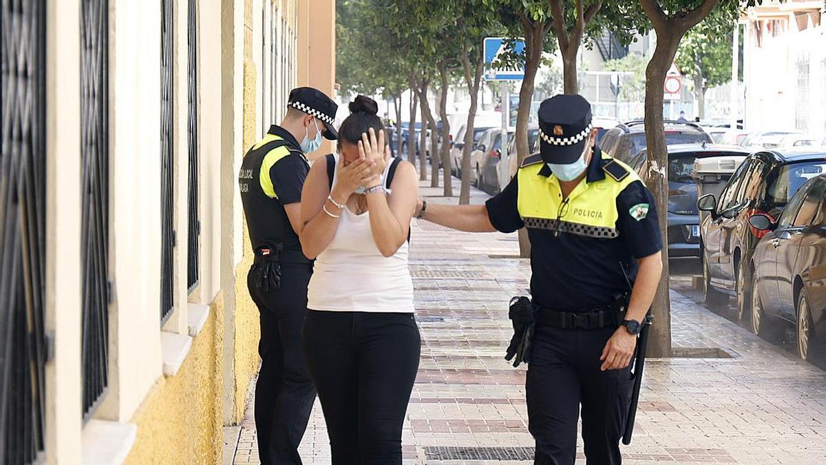 Una testigo del crimen, acompañada por la Policía.