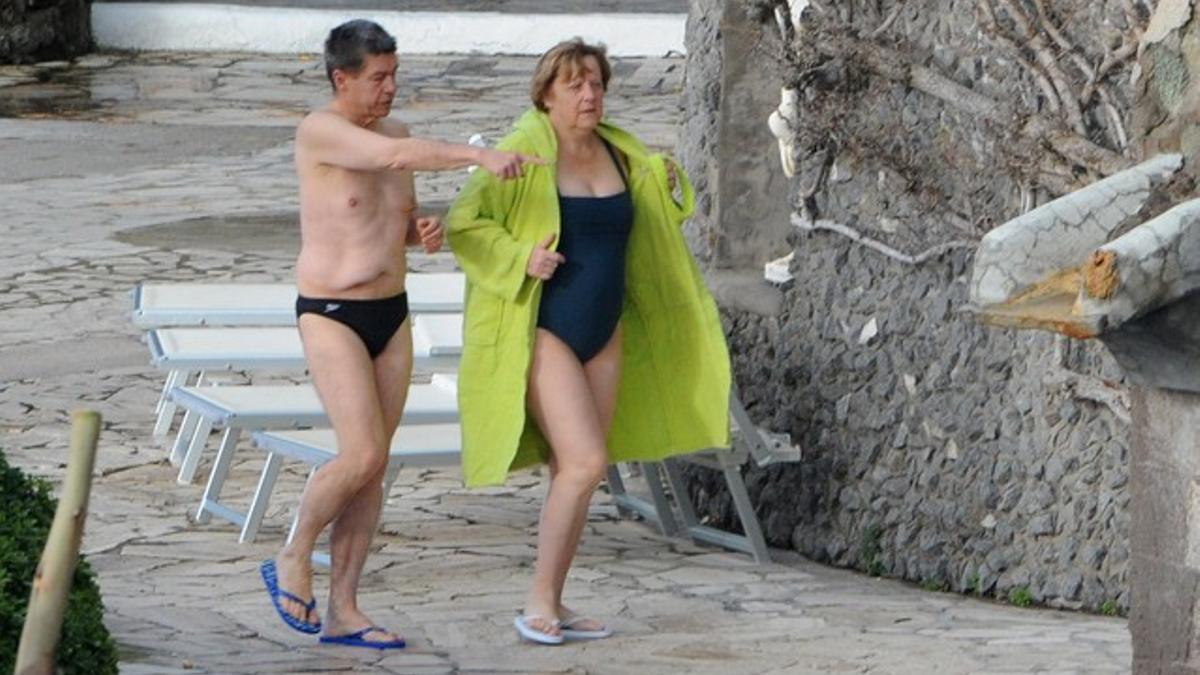 Angela Merkel y su marido se disponen a tomar un baño termal en Ischia.