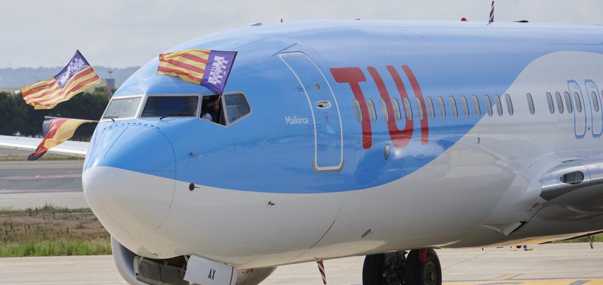 Die Boeing-Maschine hat eine spitzere Nase und eine V-förmige Fensterlinie mit viereckigen Scheiben. | FOTO: GREGOR SCHLÄGEL