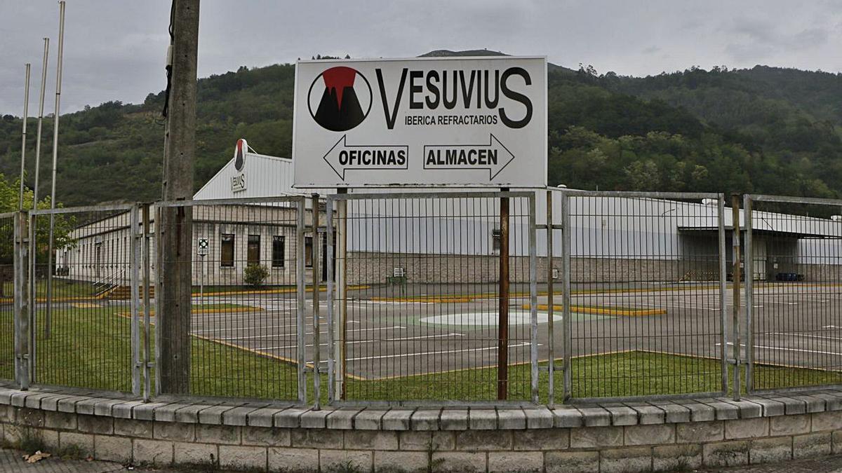 Las instalaciones de Vesuvius en Langreo, cerradas desde hace un año. | Fernando Rodríguez