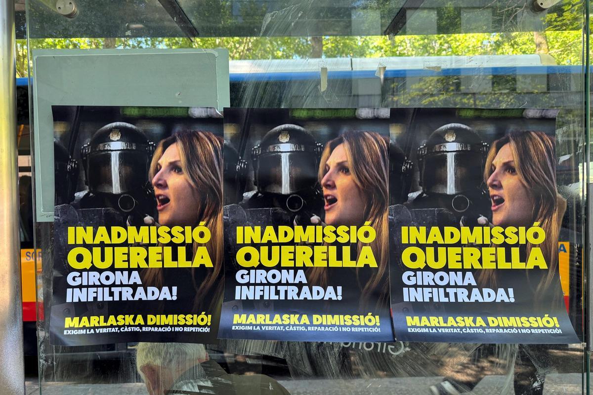 Cartells denunciant la inadmissió de la querella contra la policia infiltrada a Girona