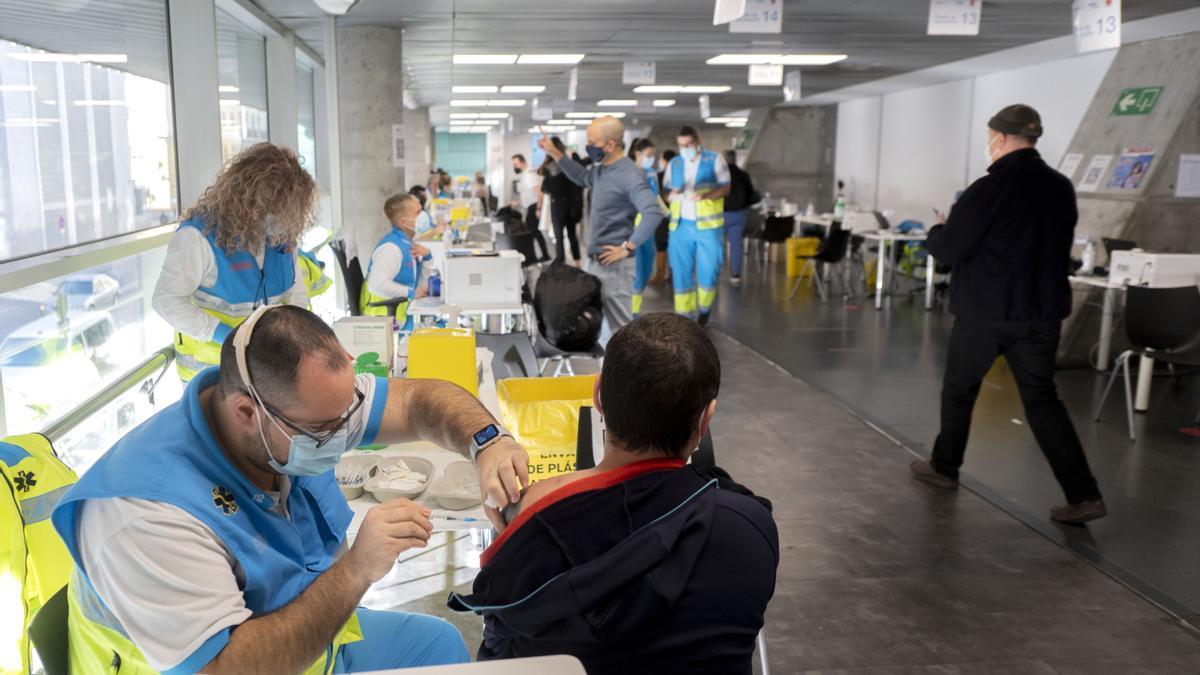 Vacunación contra el coronavirus en el WiZink Center de Madrid.