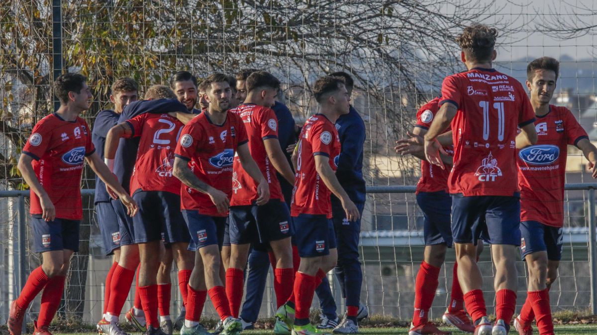 Los jugadores del Diocesano celebran un gol durante un partido de esta temporada.
