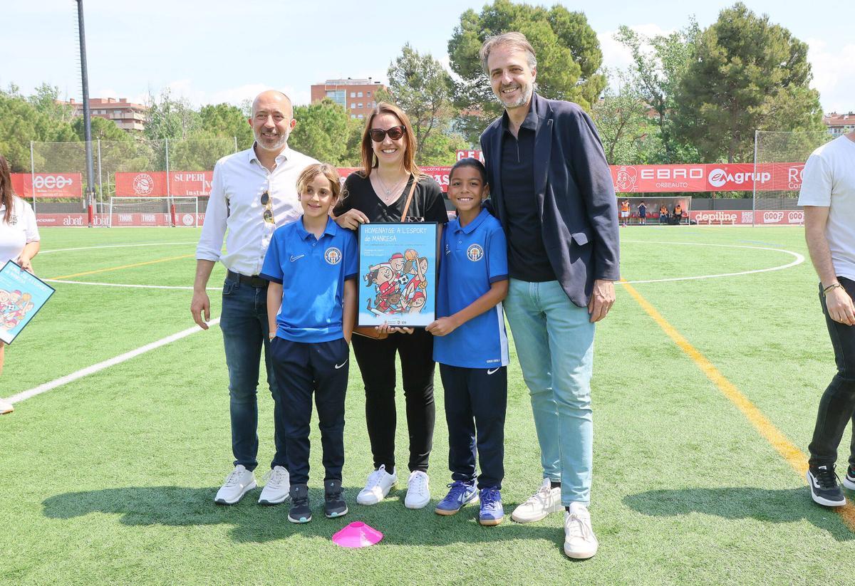 El Manresa guanya 4-1 contra el Badalona i amb la derrota del Cornellà ascendeix a Segona RFEF El Manresa guanya 4-1 contra el Badalona i amb la derrota del Cornellà ascendeix a Segona RFEF